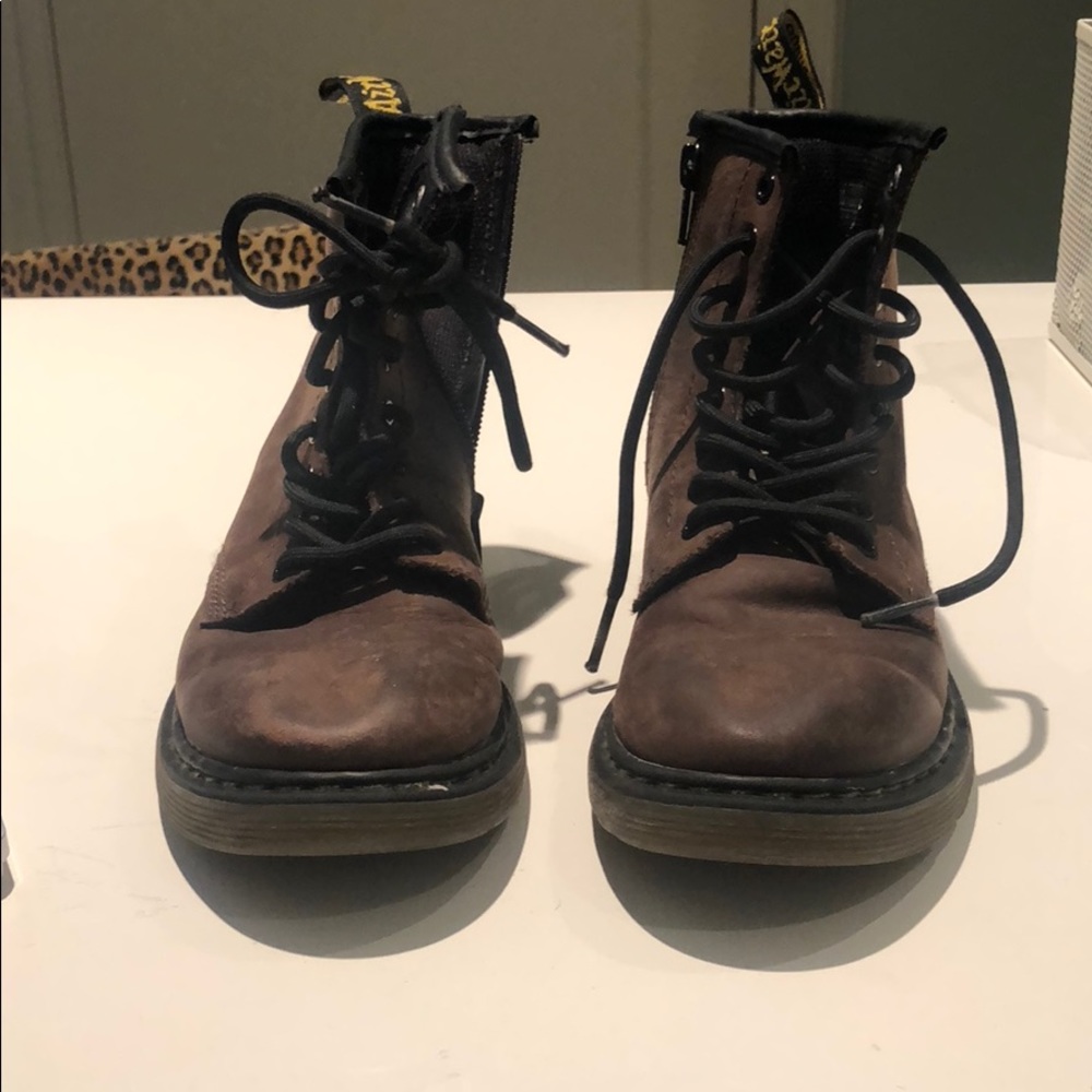 BOYS DR MARTENS